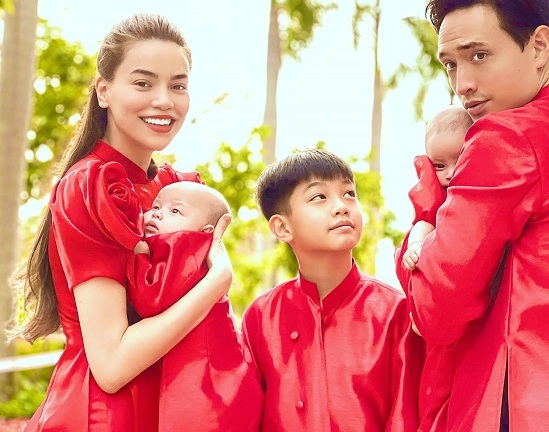 Gia đình Hà Hồ - Kim Lý diện áo dài đỏ, chiếm trọn 