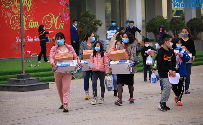 Kết thúc cách ly, 42 học sinh trường Xuân Phương vui mừng về nhà ngày mùng 3 Tết