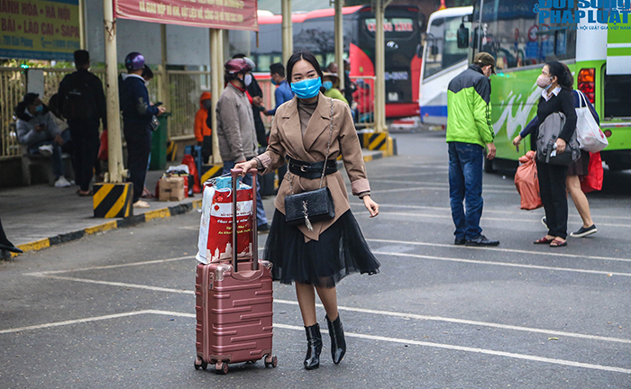 Người dân nhộn nhịp trở lại Hà Nội ngày mùng 5 Tết