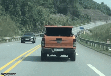 Video: Thót tim cảnh xe bán tải chở trẻ nhỏ trong cốp chạy băng băng trên cao tốc