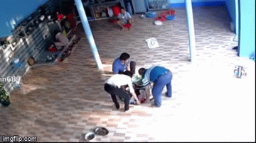 Video: 2 người đàn ông ngã úp mặt vào mâm cỗ, cả gia đình suýt mất bữa ăn