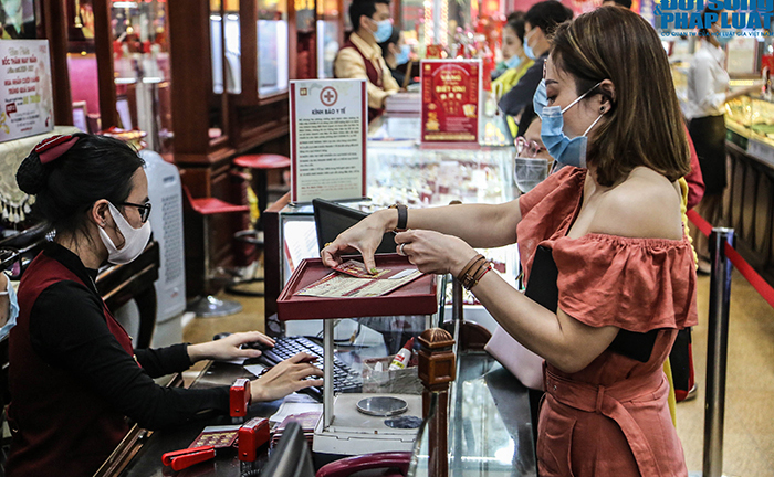 Người Hà Nội sắm vàng trước ngày Thần Tài, khách nữ