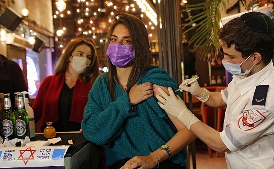 Một nửa dân số được tiêm vaccine COVID-19, Israel tự tin mở cửa trở lại