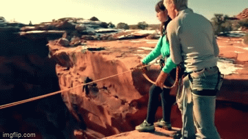 Đẩy bạn gái từ đỉnh núi xuống vực sâu trong thử thách mạo hiểm, chàng trai cười đầy sung sướng