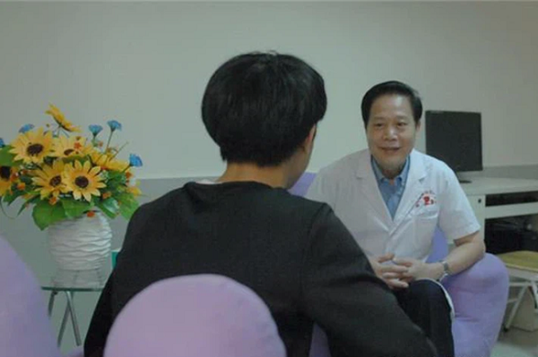 Mẹ nửa đêm vô tình chứng kiến cảnh tượng đáng sợ trong phòng con trai, ngay lập tức đưa con đi khám tâm thần