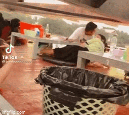 Video: Đi thuyền trên sông, du khách bất ngờ 