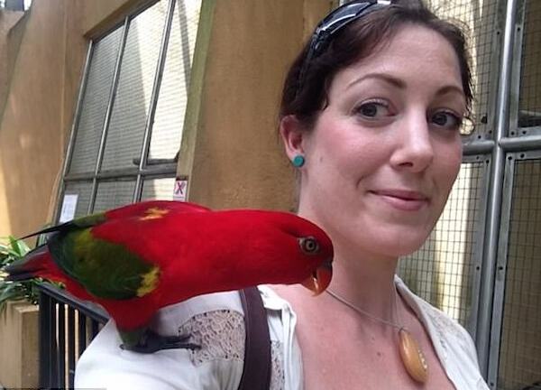 Nhận chiếc vòng kỳ lạ của bạn trai, người phụ nữ đeo suốt 1 năm trời mà không biết điều đặc biệt bên trong