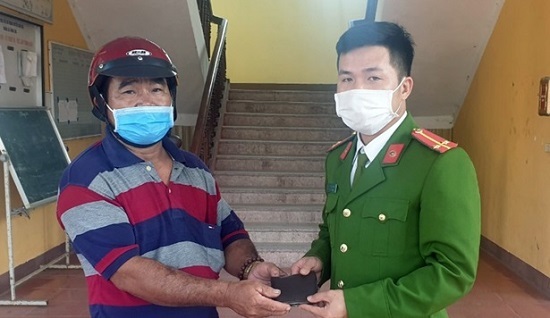 Anh nông dân nhặt được ví tiền trả người đánh mất