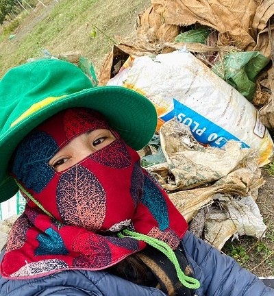 Nàng Mây bỏ đô thị phồn hoa về quê phân loại rác thải