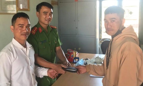 Nhặt được ví chứa hơn 15 triệu, cán bộ xã trả lại cho người đánh rơi