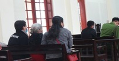 Xót xa mẹ già 80 tuổi đến dự tòa “tiễn” con gái vào tù