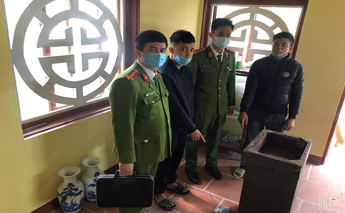Dùng móc quần áo 
