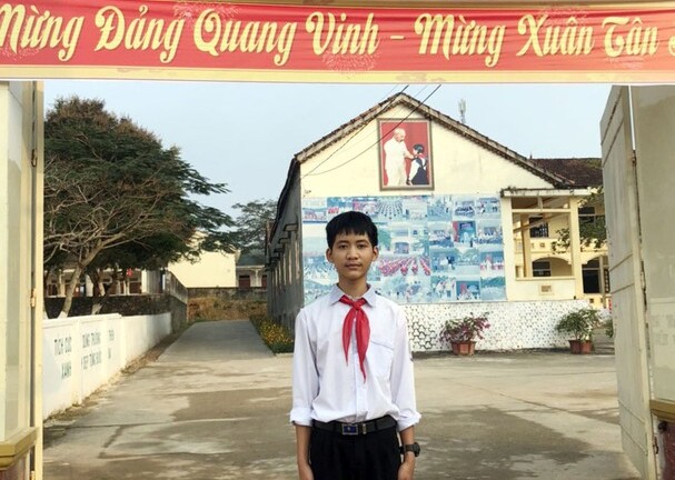 Nhặt được cọc tiền trên đường, nam sinh lớp 8 tìm người đánh rơi để trả lại