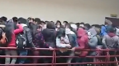 Video: Khoảnh khắc xô đẩy khiến lan can trường học bị gãy, 5 sinh viên ở Bolivia thiệt mạng
