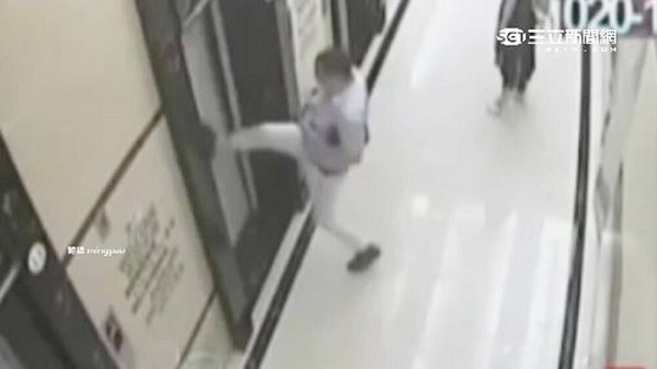 Hùng hổ xông vào bắt gian vợ, người đàn ông “á khẩu” vì chưa kịp làm gì đã bị khởi kiện