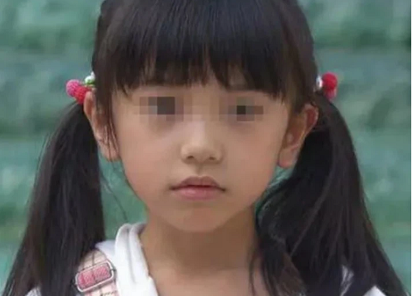 Chỉ vì một đôi giày, bé gái 10 tuổi để lại thư tuyệt mệnh rồi nhảy sông, phụ huynh hối hận đã quá muộn