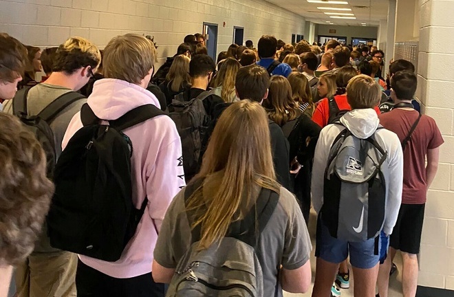 Một trường học hứng chỉ trích khi yêu cầu nữ sinh 'làm hài lòng nam giới'