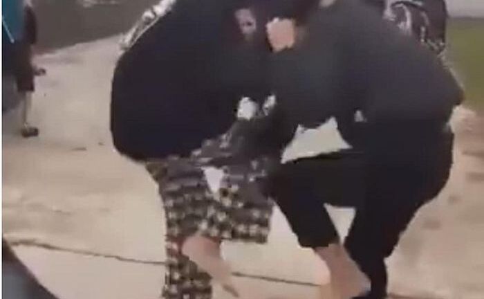 Công an làm rõ vụ 2 nữ sinh đánh nhau trong tiếng reo hò cổ vũ của bạn bè