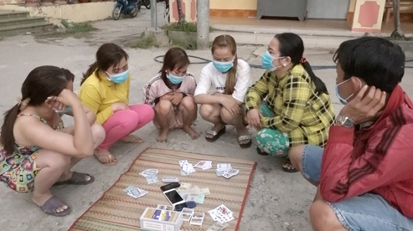 Phát hiện 7 đối tượng đánh bài ăn tiền ở An Giang