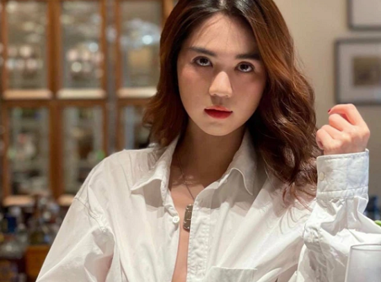 Bị soi vòng 1 khủng “biến mất”, Ngọc Trinh đáp trả một câu khiến dân tình tròn mắt vì độ táo bạo