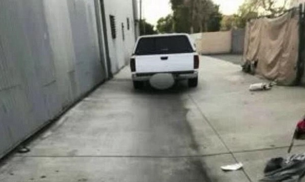 Đến kiểm tra chiếc xe đỗ ngang ngược, người đàn ông hốt hoảng báo cảnh sát vì cảnh kinh hãi bên trong