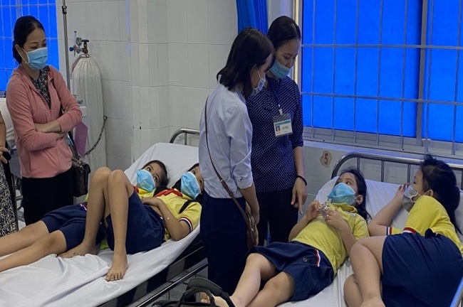 Vũng Tàu: 40 học sinh tiểu học nhập viện nghi ngộ độc thức ăn