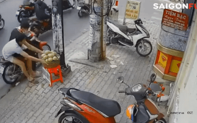 Video: Phẫn nộ nhóm thanh niên chạy xe máy trộm cả rổ xoài của người bán hàng rong