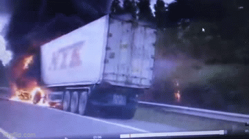 Video: Xe container bốc cháy ngùn ngụt trên cao tốc Nội Bài - Lào Cai
