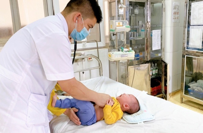 Tin tức đời sống ngày 16/3: Bé 5 tháng tuổi bị rửa mũi nhầm bằng cồn 90 độ