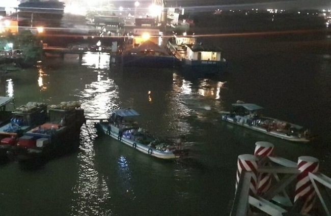 Trắng đêm tìm kiếm 2 vợ chồng mất tích sau vụ lật ghe trên sông Đồng Nai