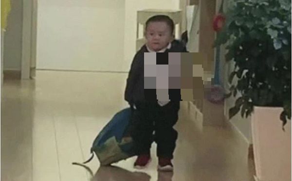 Nhìn cậu bé mẫu giáo xách cặp vào lớp sau khi 