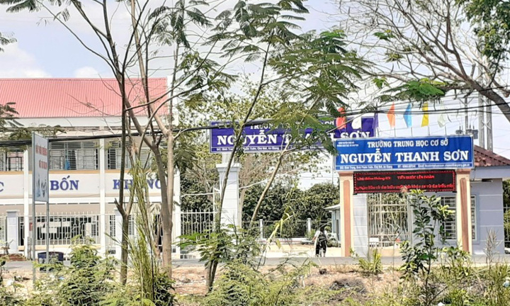 Hiệu trưởng để vợ gửi video 