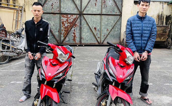 4 thanh niên bịt mặt, nã liên tiếp nhiều phát súng vào nhà dân lúc đông người