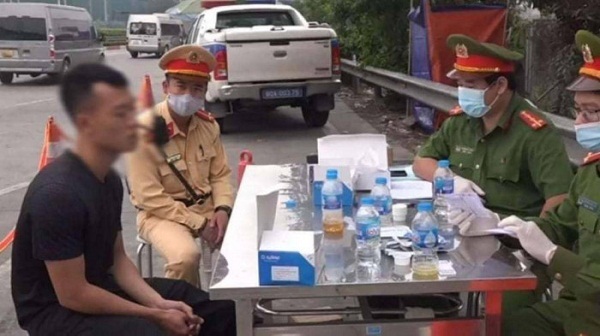 Biết kết quả test dương tính với ma tuý trên cao tốc, tài xế giật bằng lái, vứt mẫu thử