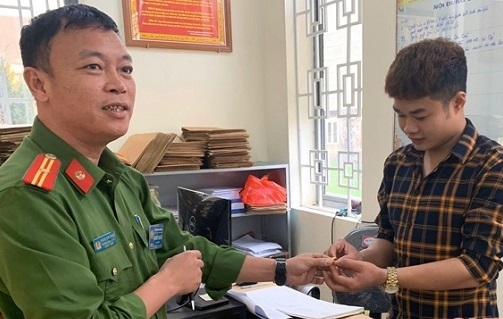 Người đàn ông nhặt được nhẫn vàng trị giá 13 triệu trả lại cho người đánh rơi