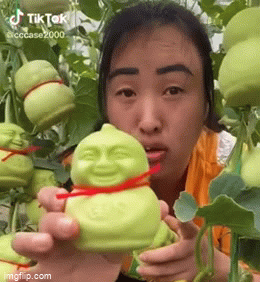 Video: Nhìn quả dưa này, tuổi thơ dữ dội cùng bộ phim Tây du ký bỗng dưng ùa về