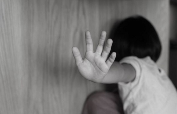 Ba con gái đều bị cha dượng lạm dụng tình dục, mẹ biết chuyện nhưng phản ứng gây ngỡ ngàng