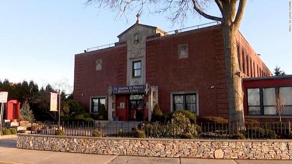 Phẫn nộ vụ hiệu trưởng da trắng ép học sinh da màu quỳ gối xin lỗi 