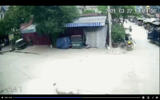 Vụ bị cây sắt trên xe tải rơi trúng người, thanh niên rơi khỏi xe máy: Camera ghi hình ảnh gì?