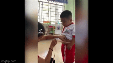 Video: Cậu bé hóp bụng khi cô giáo đo eo, dân mạng bật cười vì quá dễ thương