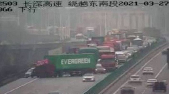 Trung Quốc: Xe container gặp nạn trên đường cao tốc y hệt siêu tàu chở hàng mắc kẹt ở kênh đào Suez