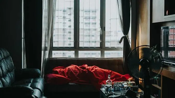 Giật mình tỉnh giấc thấy anh rể lảng về phòng, cô gái kiểm tra camera, phát hiện sự thật “động trời”