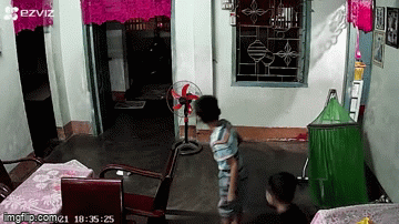 Video: Nghe tiếng xe của bố từ xa, hai anh em vội bật dậy 