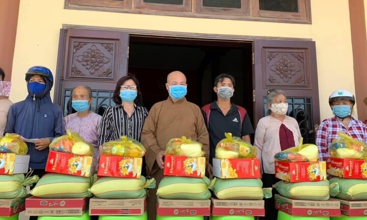 Đại đức Thích Trí Huệ trao gần 4000 suất quà cho bà con nghèo dịp Tết Tân Sửu 2021