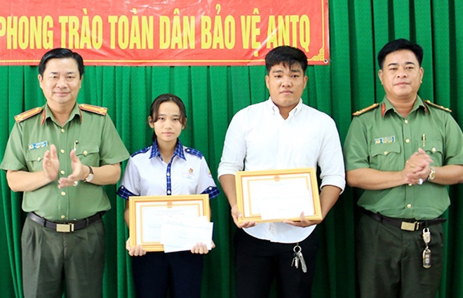 Khen thưởng nữ sinh lớp 9 tham gia bắt trộm