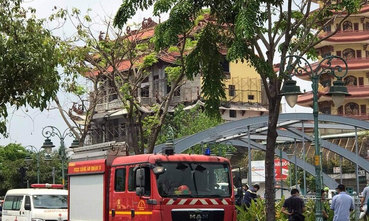 Thi thể đang phân hủy trôi trên kênh: Nạn nhân mặc quần ngắn, áo sơ mi