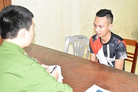 Bắt tài xế vi phạm giao thông húc công an lên nắp ca pô rồi bỏ chạy