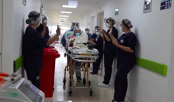 Cụ bà 104 tuổi chiến thắng COVID-19 hai lần trong chưa đầy một năm