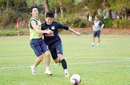 Lương Xuân Trường trở lại HAGL tập luyện sau lễ ăn hỏi, chuẩn bị tiếp đón Nam Định