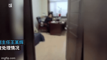 Video: Nữ nhân viên cầm chổi đánh sếp, biết lý do ai cũng hả hê 